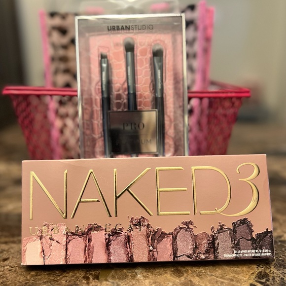 Urban Decay Other - 🎉 Host pick 🎉 Naked 3 Urban Decay palette w/ brushes